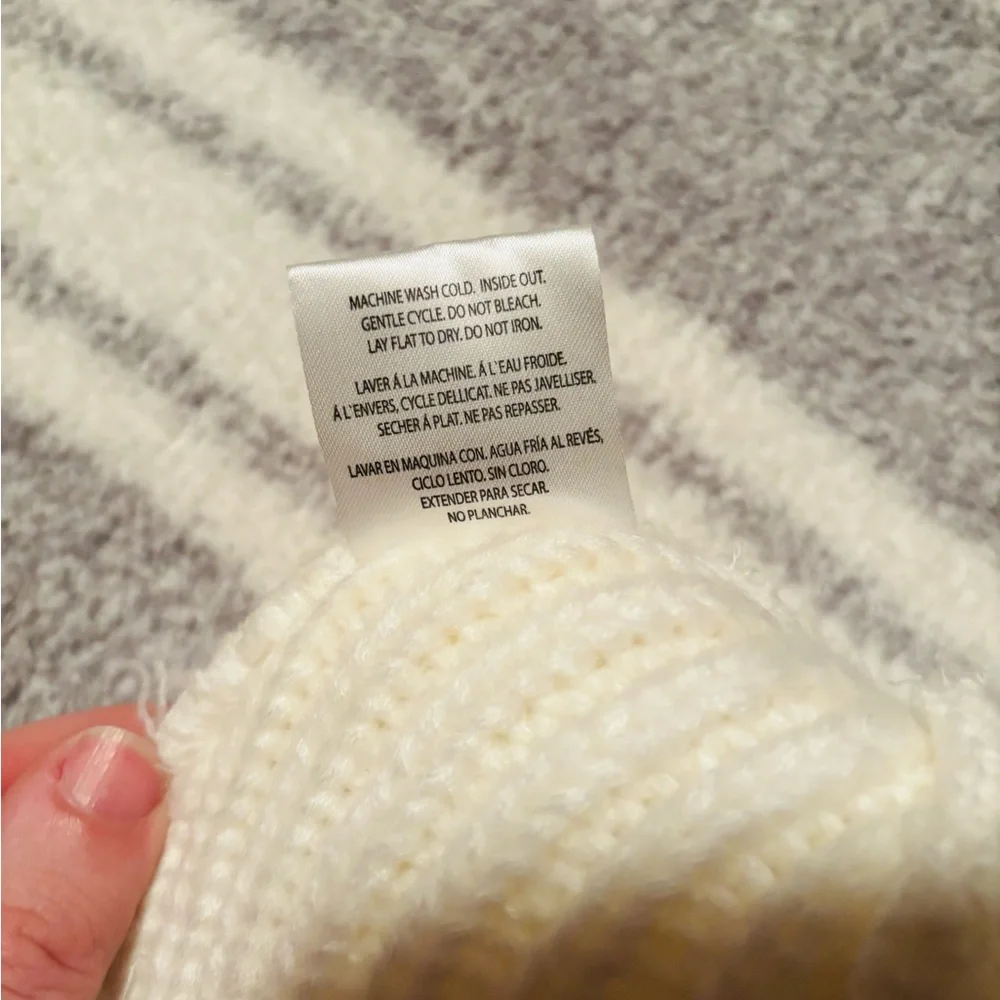 Cozy White Knit Pom-Pom Winter Beanie Rosanna Pansino Nerdy Nummies Warm Comfy